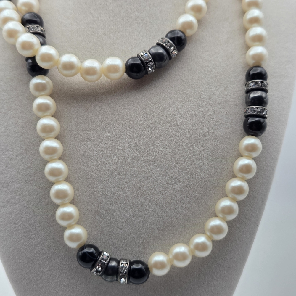 Vintage Black and Cream Glass Faux Pearl Necklace